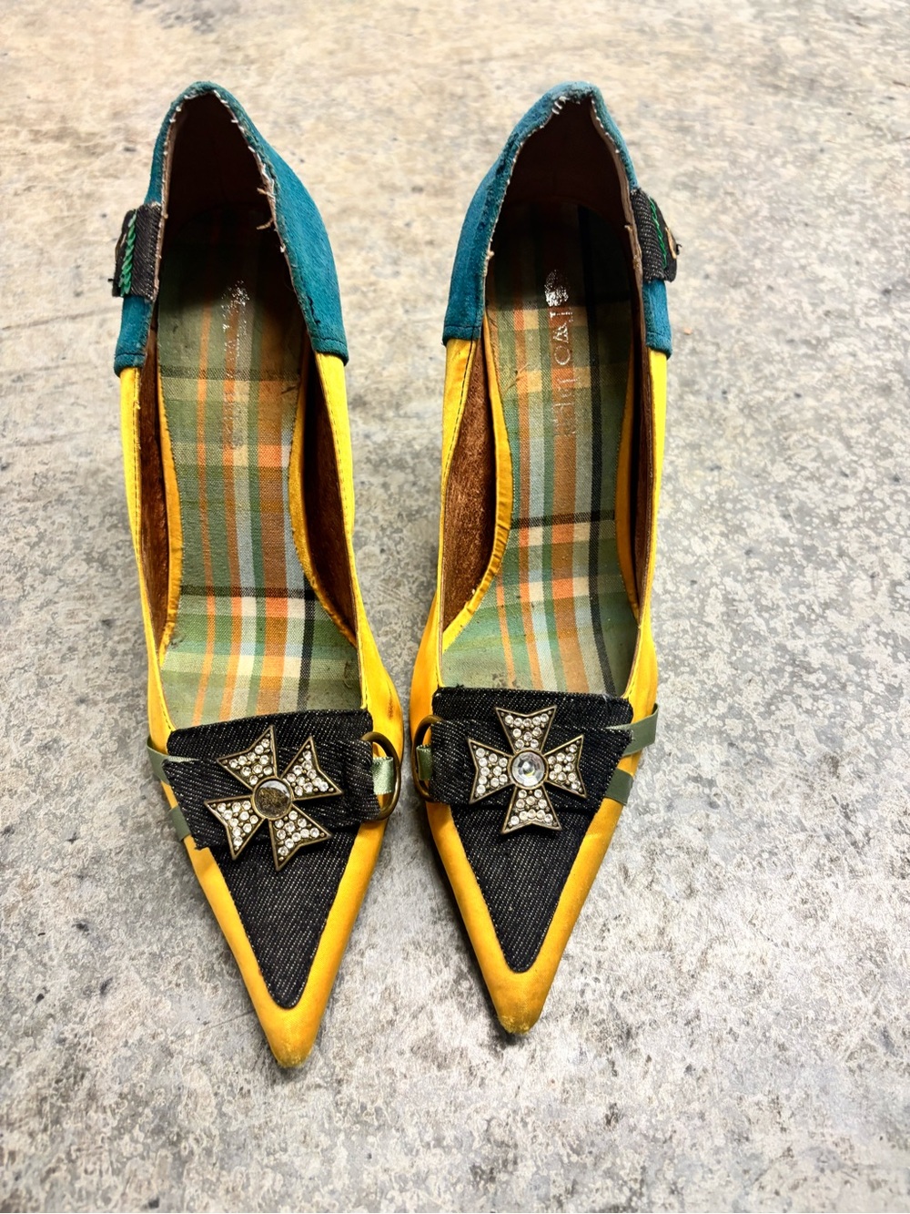 Two Lips yellow pumps crystal-studded Maltese cross on the pointed toe 8.5